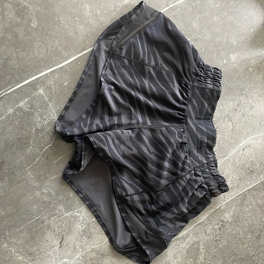 Lululemon hotty hot low rise shorts 2.5”, Black and gray lined print, size 0